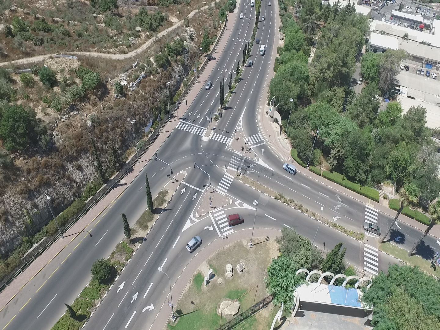 מוני גולן מורה לנהיגה.